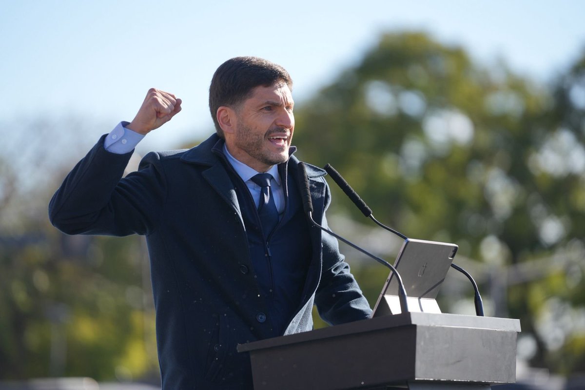 UCRNacional's tweet photo. Nuestro presidente, @leonelchiarella, participó hoy del Acto por el Día de la Bandera en Rosario junto al gobernador @maxipullaro 🇦🇷 https://t.co/a3nYQhCWmM