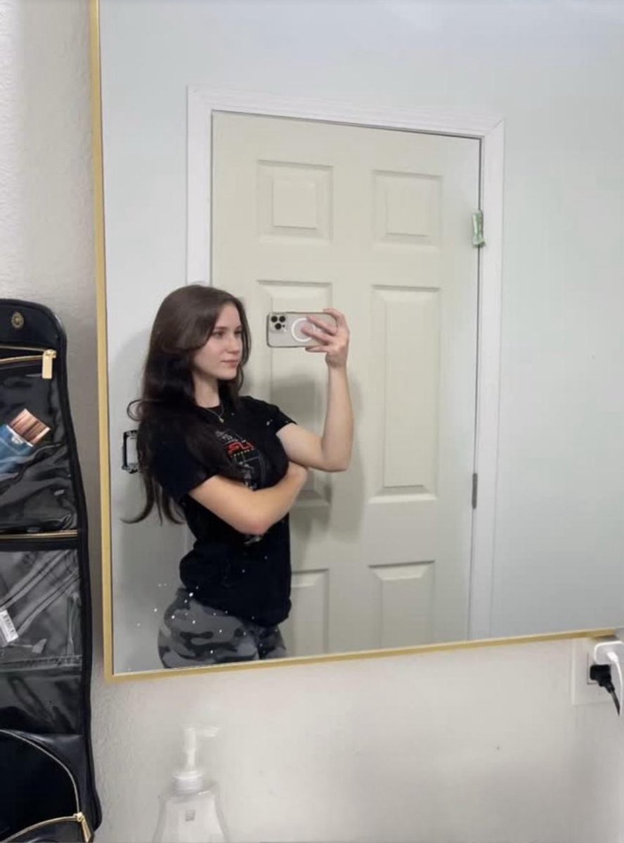 Aliixi007's tweet photo. Lazy day 😴🥱 https://t.co/KkuYSxUSml