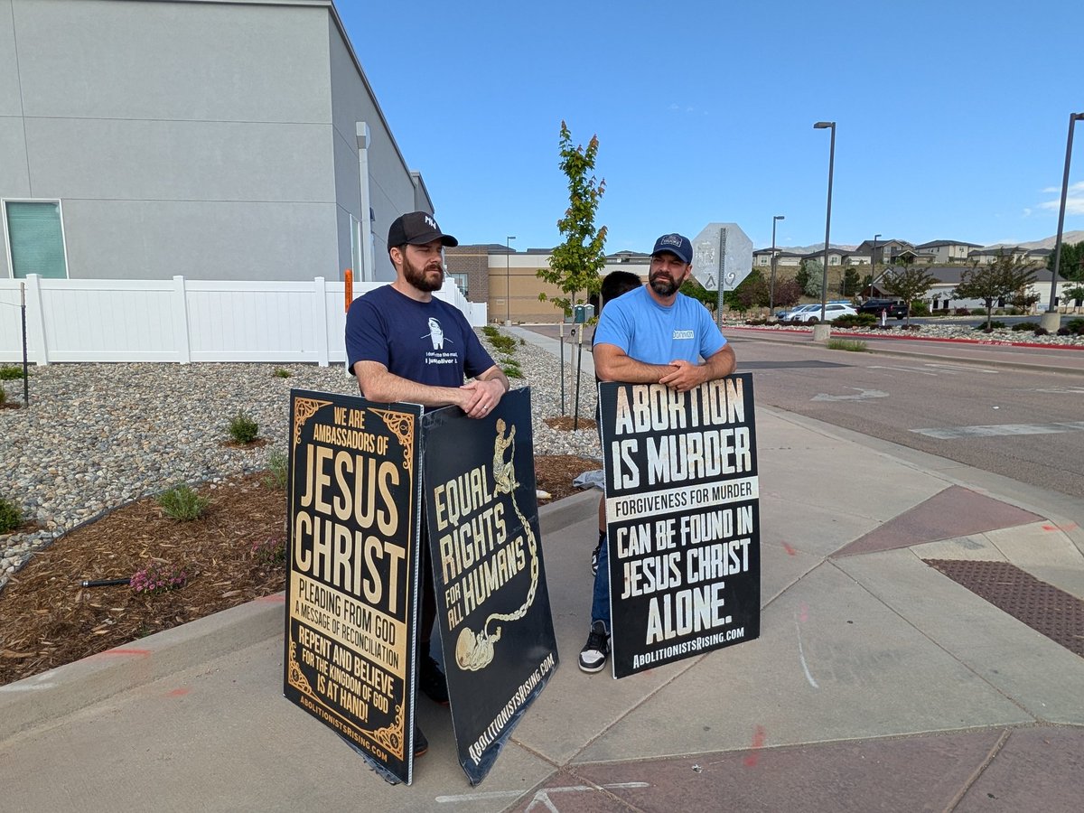 robsgray's tweet photo. Pleading with moms at the devil's house to have mercy on their babies. No hecklers, no police, only cursing, screaming, and wagging middle fingers from wicked passers-by. One gentleman stopped to say thank you to the sidewalk saints. May Christ shut this place down for His glory. https://t.co/ujwQPoP4IZ