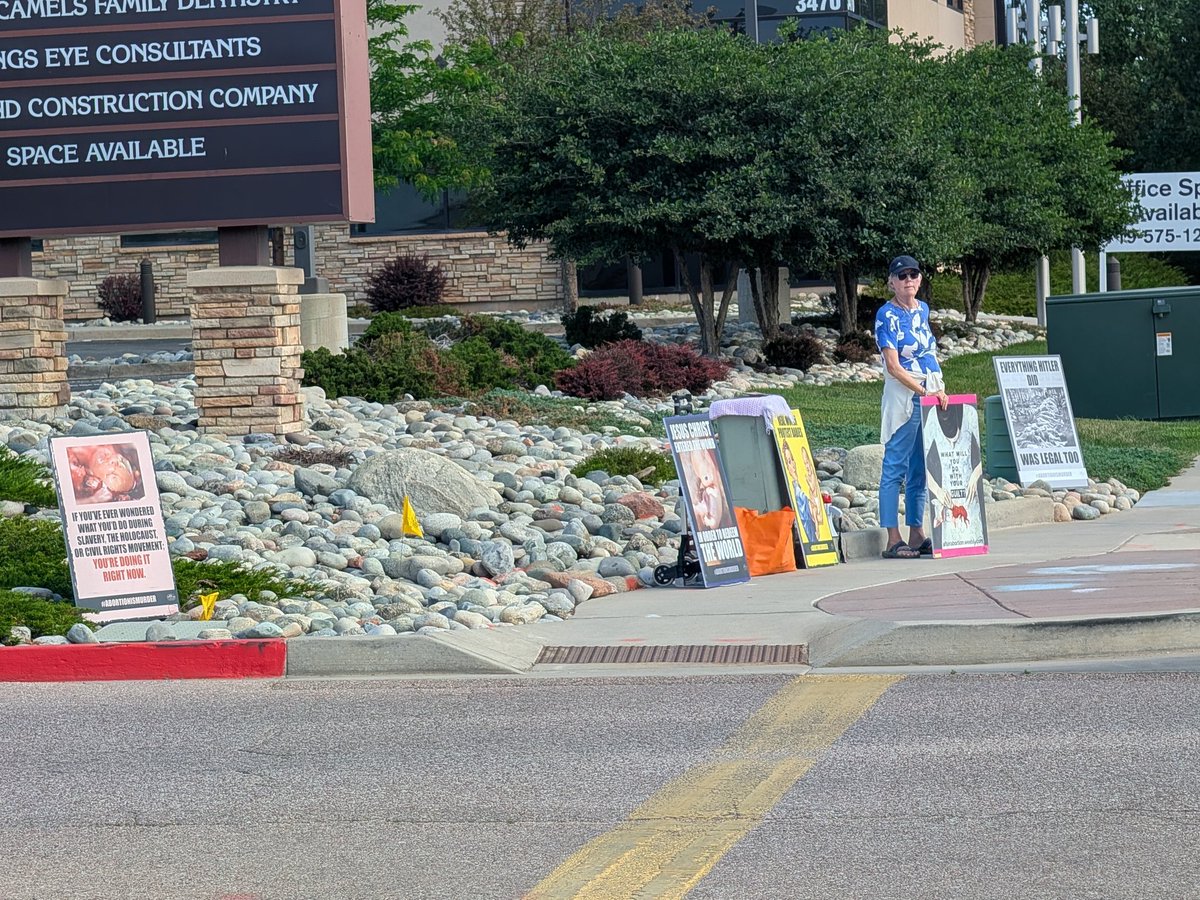 robsgray's tweet photo. Pleading with moms at the devil's house to have mercy on their babies. No hecklers, no police, only cursing, screaming, and wagging middle fingers from wicked passers-by. One gentleman stopped to say thank you to the sidewalk saints. May Christ shut this place down for His glory. https://t.co/ujwQPoP4IZ