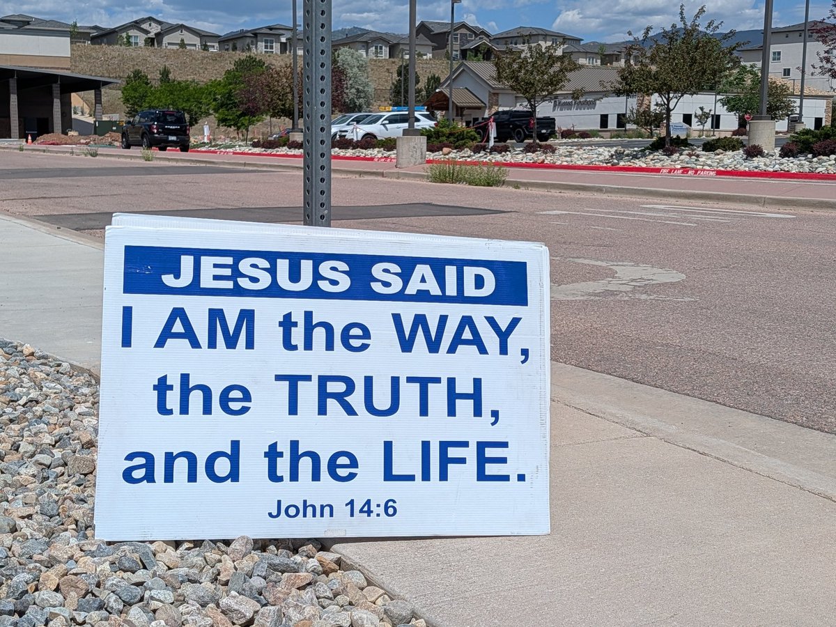 robsgray's tweet photo. Pleading with moms at the devil's house to have mercy on their babies. No hecklers, no police, only cursing, screaming, and wagging middle fingers from wicked passers-by. One gentleman stopped to say thank you to the sidewalk saints. May Christ shut this place down for His glory. https://t.co/ujwQPoP4IZ