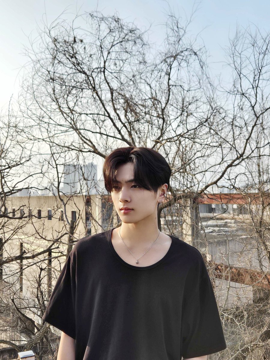 coffeeencream's tweet photo. Same vibe !!! Ackkk, he looks sooooo incredibly handsome in plain shirts!!! 😭 Jay’s conch piercing, please come back 🙏🏻🙏🏻🙏🏻

#제이 #JAY #ENHYPEN https://t.co/XEcGkItWmF