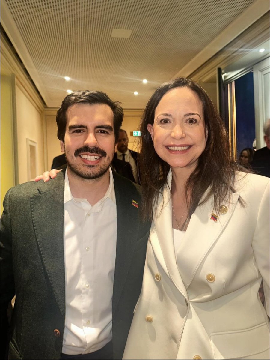 prioridadvzla's tweet photo. La líderesa socialista recibió lo que se merecía que siga cavando su tumba. https://t.co/6epNZNM41e
