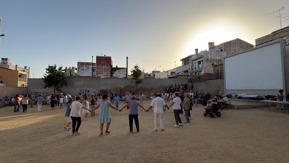 ercmataro's tweet photo. XLè Aplec de Nit de Mataró al Pati del Cafè Nou amb @laLlobregat , @lluisos i la Jovenívola de Sabadell.

Gràcies @ASSA_Mataro per mantenir vives les tradicions i la cultura popular. https://t.co/EEIkEjT5Tt
