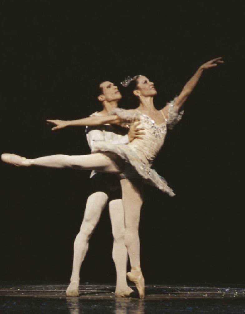 El_Cooperante's tweet photo. 🕊️| El Teatro Teresa Carreño informó este sábado sobre el fallecimiento de la maestra Adriana Estrada, a quien recordaron como una de las "figuras más luminosas, disciplinadas y entregadas" del gremio artístico

Nacida en Caracas, Estrada (1967-2026) dejó un legado imborrable como bailarina, maestra y pilar de la danza venezolana 

📸: @teresacarreno