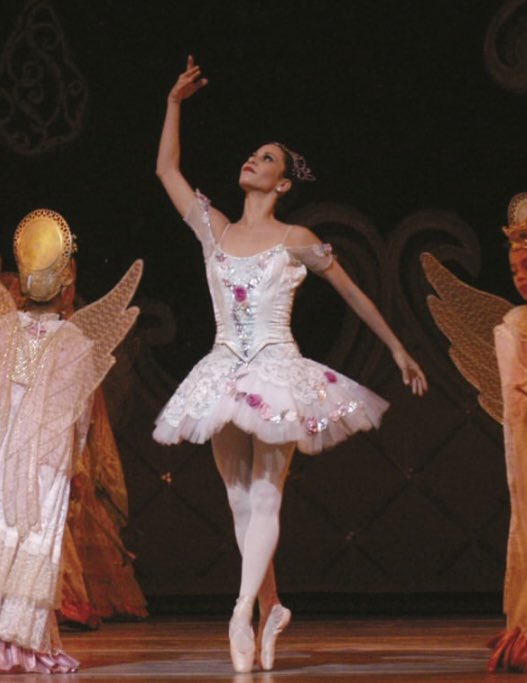 El_Cooperante's tweet photo. 🕊️| El Teatro Teresa Carreño informó este sábado sobre el fallecimiento de la maestra Adriana Estrada, a quien recordaron como una de las "figuras más luminosas, disciplinadas y entregadas" del gremio artístico

Nacida en Caracas, Estrada (1967-2026) dejó un legado imborrable como bailarina, maestra y pilar de la danza venezolana 

📸: @teresacarreno