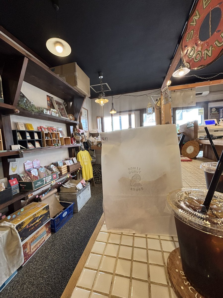 secret_ibaraki's tweet photo. 大洗町の「ロミードーナツストア」。店内にはビーチリゾートのようなラフな雰囲気が漂います。可愛らしいドーナツが並んでおり、選ぶところから楽しめますね。オールドファッション系のサクッと軽い感じが懐かしく、どのドーナツも美味しくいただきました。
#茨城 #ibaraki #大洗町 #ドーナツ #gift https://t.co/kPdfTVNVpD