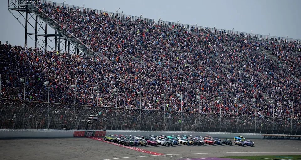 FatiguedGenX's tweet photo. @TheCW @adam1alexander just said @nascar has sold out 5 races in row. Why does every picture of the stands this season clearly show maybe 60% of seats taken? 

I bet thousands of people buy tickets and then just don’t go to the race. https://t.co/0lHf78hhHy