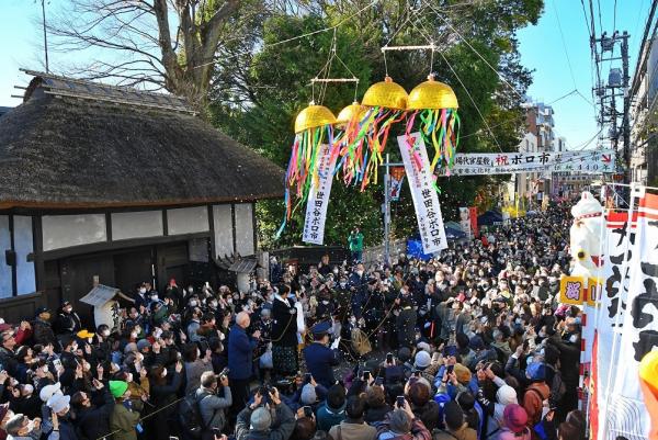 cocorume_event's tweet photo. 【2026年開催東京都のお祭り一覧】

7月13日(月)～16日(木)：みたままつり（千代田区）
7月22日(水)～25日(土)：神楽坂まつり（新宿区）
7月23日(木)～24日(金)：新橋こいち祭（港区）
7月25日(土)：新宿エイサーまつり（新宿区）
8月12日(水)～16日(日)：深川八幡祭り ※本祭り（江東区）
8月22日(土)～23日(日)：麻布十番納涼まつり（港区）(予定)
8月29日(土)～30日(日)：東京高円寺阿波おどり（杉並区）
8月29日(土)～30日(日)：原宿表参道元氣祭 スーパーよさこい（渋谷区）
8月29日(土)：浅草サンバカーニバル（台東区）
9月26日(土)～27日(日)：根津神社 例大祭（文京区）
10月10日(土)〜11日(日)：東京よさこい（豊島区・池袋）
10月11日(日)～13日(火)：池上本門寺 お会式（大田区）
12月15日(火)～16日(水)：世田谷ボロ市（世田谷区）