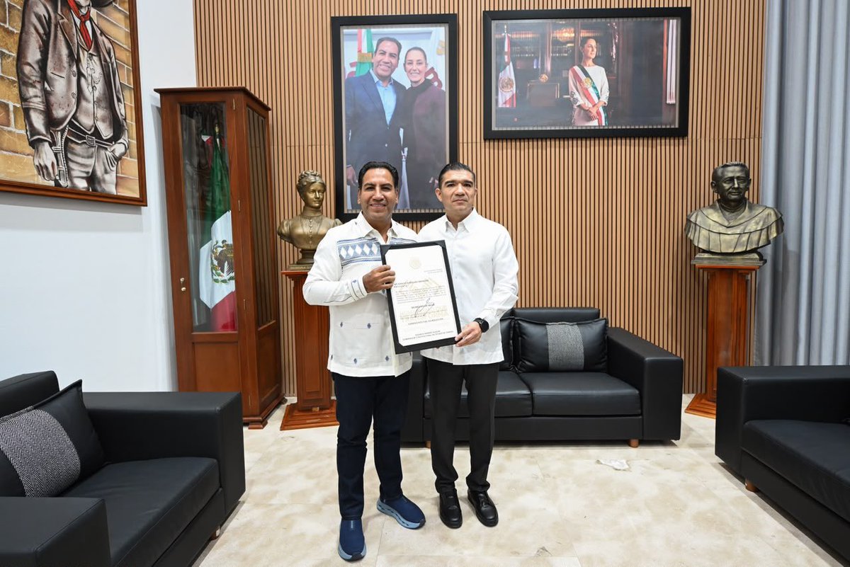 ramirezlalo_'s tweet photo. Esta tarde he tomado protesta al maestro Luis Ignacio Avendaño Bermúdez como nuevo secretario de Salud del Estado de Chiapas. 

El doctor Omar Gómez Cruz, quien se desempeñaba como secretario, asumirá a partir de hoy la Coordinación de Proyectos Hospitalarios del Centro de Cancerología y Pueblos Olvidados, incorporándose de tiempo completo a esta importante tarea.

Asimismo, tomé protesta a la licenciada Celeste Ochoa López como nueva directora general del Instituto de Seguridad Social de los Trabajadores del Estado de Chiapas. 

Les exhorté a conducirse con vocación de servicio y profundo sentido humano, para garantizar atención digna y de calidad a todas y todos los chiapanecos.