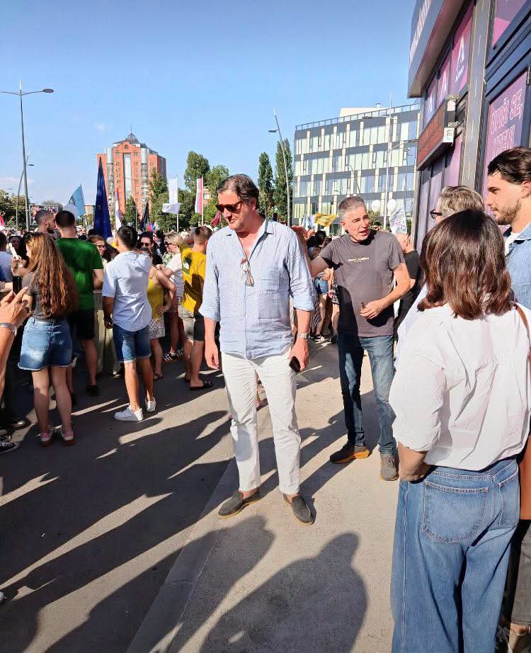 CrnjanskiSr's tweet photo. Novi Sad, danas. 
Uvek je bio tamo gde je trebalo da bude i nikada nije izbegavao odgovornost, ni na terenu, ni van njega.
On je jedan od nas.

Dejan Bodiroga... https://t.co/xbft0gqjxj