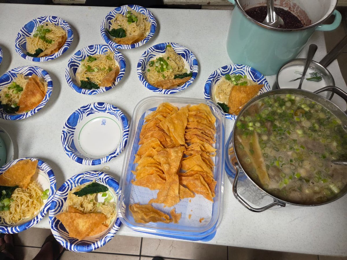 MFGBawon's tweet photo. Resep Bakso ala Amerika🇺🇸

500 gr Daging Sapi Giling
2 sdm Bawang Merah Goreng
3/4 sdm Bawang Putih Goreng
80 gr Tepung Tapioka
1,5 sdm Garam
2 sdm Gula
1 sdm Lada
1 sdm Kaldu Sapi (Royco/ Masako/ Totole)
130 gr Es (Wajib air es)
1-1,5 pcs Putih Telur
2 sdm Baking Powder

Blender semua bahan sampai lembut lalu bentuk bulat. Rebus di dalam air hangat 1-1,5 liter. Air ini jadi kaldu sapi.

Kuah Bakso:
1 liter air
3-5 sdm Bawang Merah Goreng
3-5 sdm Bawang Putih Goreng
1 sdm Garam
1 sdm Lada
1 sdm Kaldu Sapi (Royco/ Masako/ Totole)
4 batang daun bawang
3 batang seledri
1 pcs Jeruk Nipis

Tambahkan semua bahan ke air kaldu sapi (potong daun bawang, peras jeruk nipis, belah dua batang seledri agar aroma keluar)

Kondimen:
Kulit pangsit gorenv
Mie (dari telur)
Sawi
Sambal
Kecap