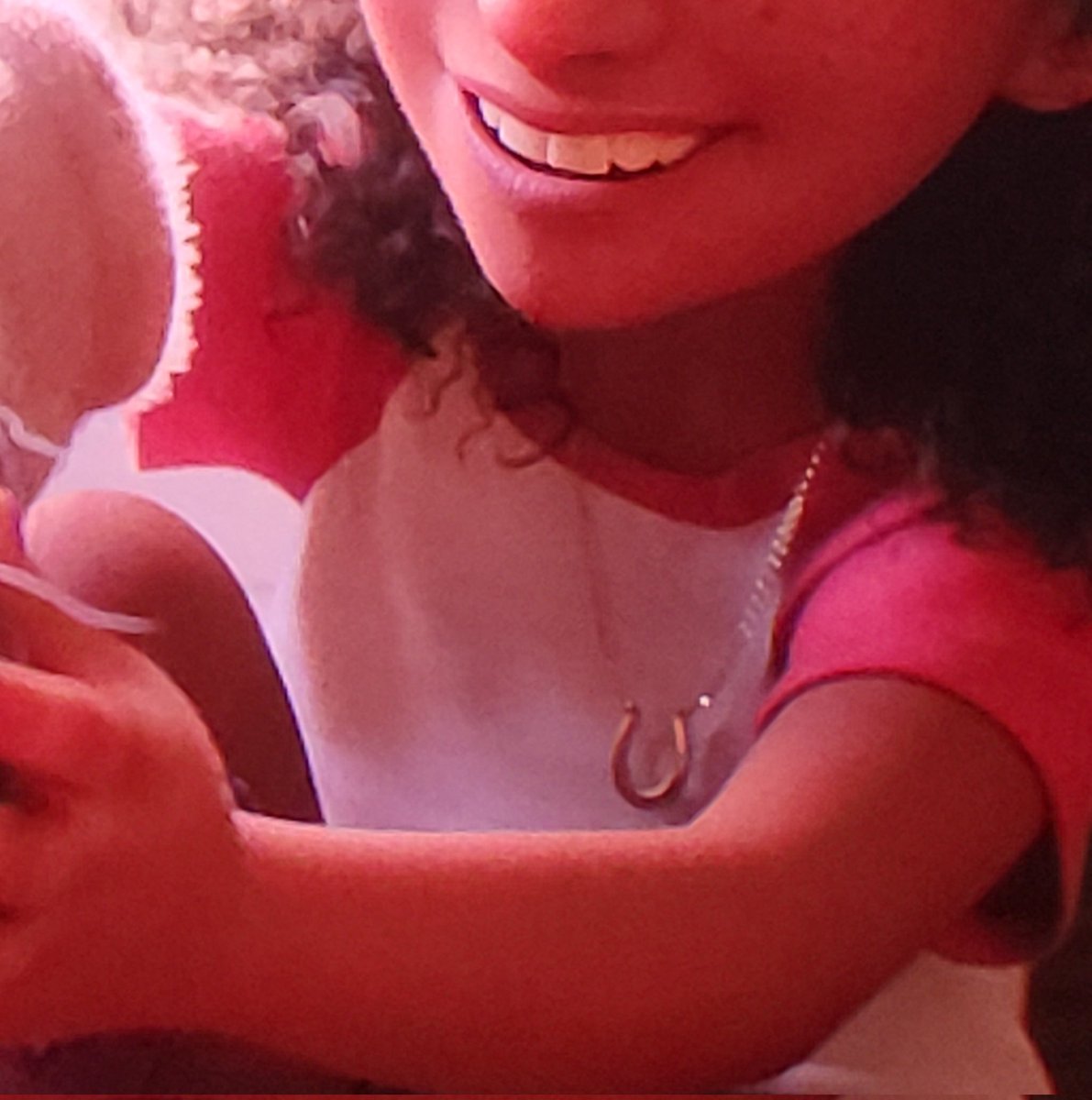 folktied's tweet photo. agora que eu assisti toy story 5 eu finalmente descobri de onde a taylor tirou a ideia desse colar https://t.co/ty7tMFAYsL