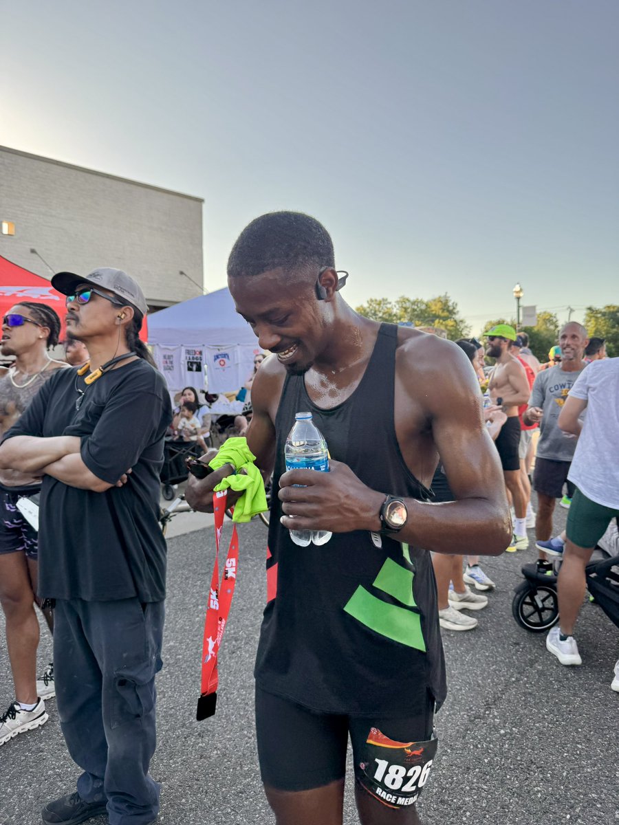 3LeggedRunner_'s tweet photo. Didn’t PR my 5K yesterday it was so damn hot but we went sub 19 regardless, 18:54! https://t.co/kbxvjnq8GW