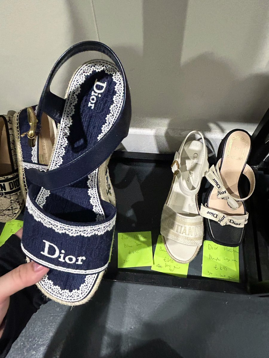 yamttd's tweet photo. ロンドンでやってた激安ハイブラSALE行ってきた Diorのパンプスを半額で買った✌🏻(◜ω◝ ) https://t.co/FYOi6vENzC