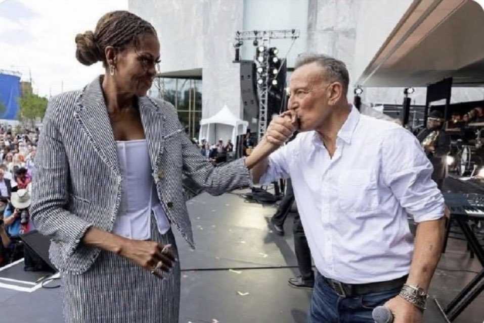 1Nicdar's tweet photo. I didn’t know Bruce was ghey. 🥴 https://t.co/NIujtELkKG