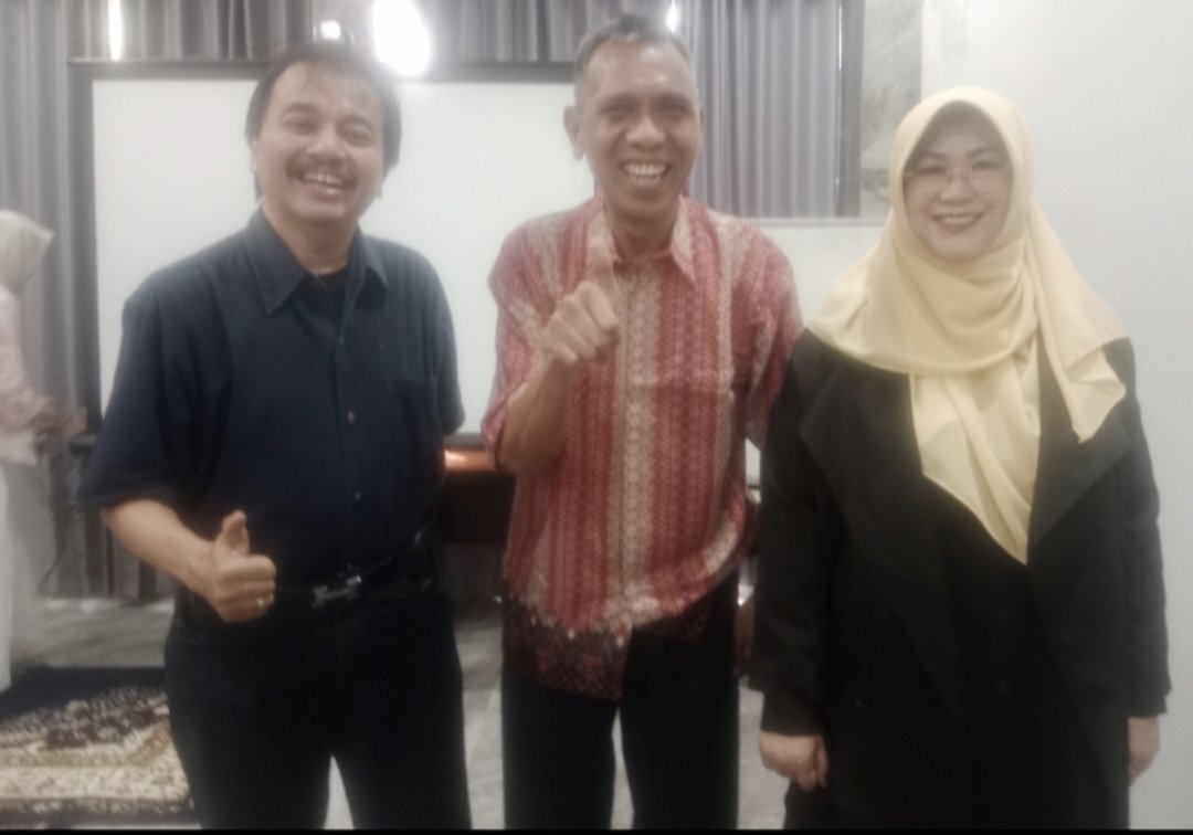 ProfylHenuk's tweet photo. PASCA PENANGKAPAN DUA SOBAT @ProfylHenuk DARI UNSTAR ROTE 
(DR.ROY SURYO+DR.TIFA) OLEH PENYIDIK @PoldaMetro
MIRIP "PKI" DALAM FILM "G30S PKI" JADI AKHIR KEKALAHAN @jokowi,KARENA:(1) PENGAKUAN @jokowi IPK > 2.0 DARI UGM &amp;(2) BUKU ALUMNI UGM SMA TAK JELAS JADI "END GAME JOKOWI". https://t.co/nOcgFVgCJT