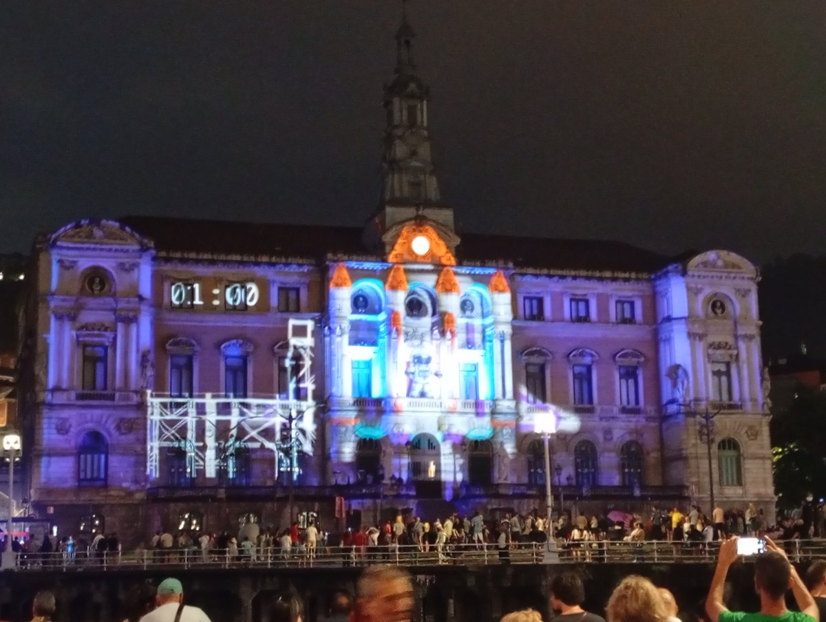robdarkescritor's tweet photo. Noche Blanca de Bilbao. https://t.co/lIJFgejp7v
