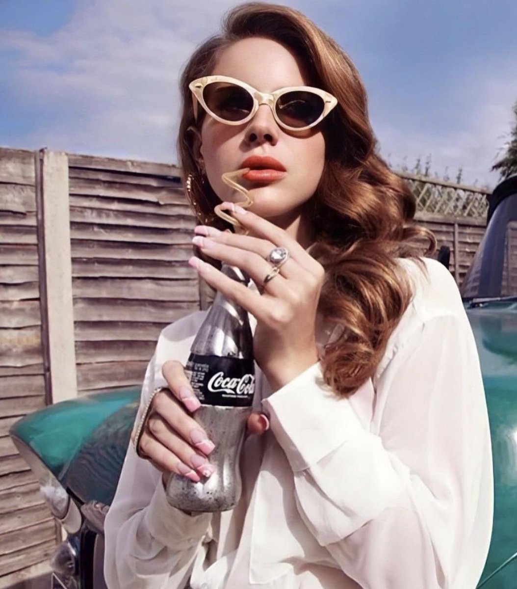 greatestptl's tweet photo. HAPPY BIRTHDAY LANA DEL REY https://t.co/nsEli2TD8A