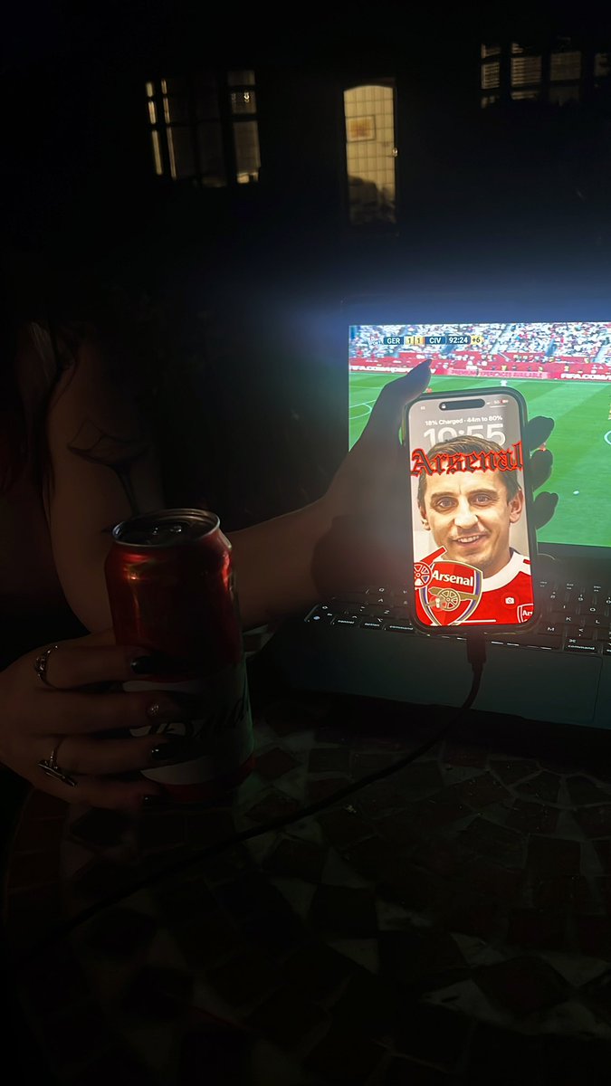 Dec2T's tweet photo. I’m an Arsenal fan, therefore my girlfriend is by proxy. She has this as her Home Screen because she loves Gary Neville purely from his tomfoolery &amp; punditry

Nightmare https://t.co/QKuvbgLeRV