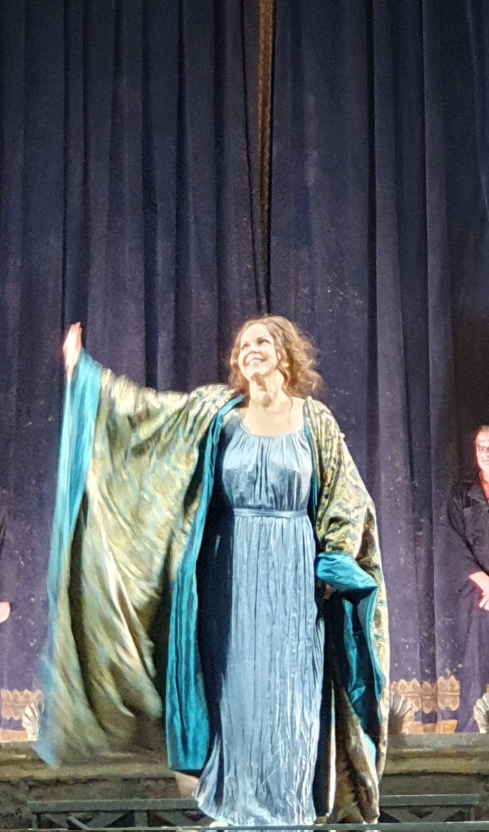 j_boso's tweet photo. Ce soir au @teatrosancarlo une #AdrianaLecouvreur portée par une grande distribution @Alek_Kurzak @BrianJagde @elinagaranca #PietroSpagnoli #AntonioDiMatteo, chœur et orchestre dirigés par Pinchas Steinberg. Art du chant et jeu d'acteur combinés pour une vraie émotion. Bravo ! https://t.co/ZqbCmKIenI