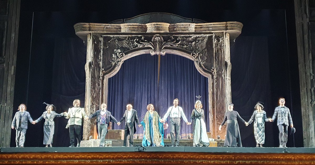 j_boso's tweet photo. Ce soir au @teatrosancarlo une #AdrianaLecouvreur portée par une grande distribution @Alek_Kurzak @BrianJagde @elinagaranca #PietroSpagnoli #AntonioDiMatteo, chœur et orchestre dirigés par Pinchas Steinberg. Art du chant et jeu d'acteur combinés pour une vraie émotion. Bravo ! https://t.co/ZqbCmKIenI