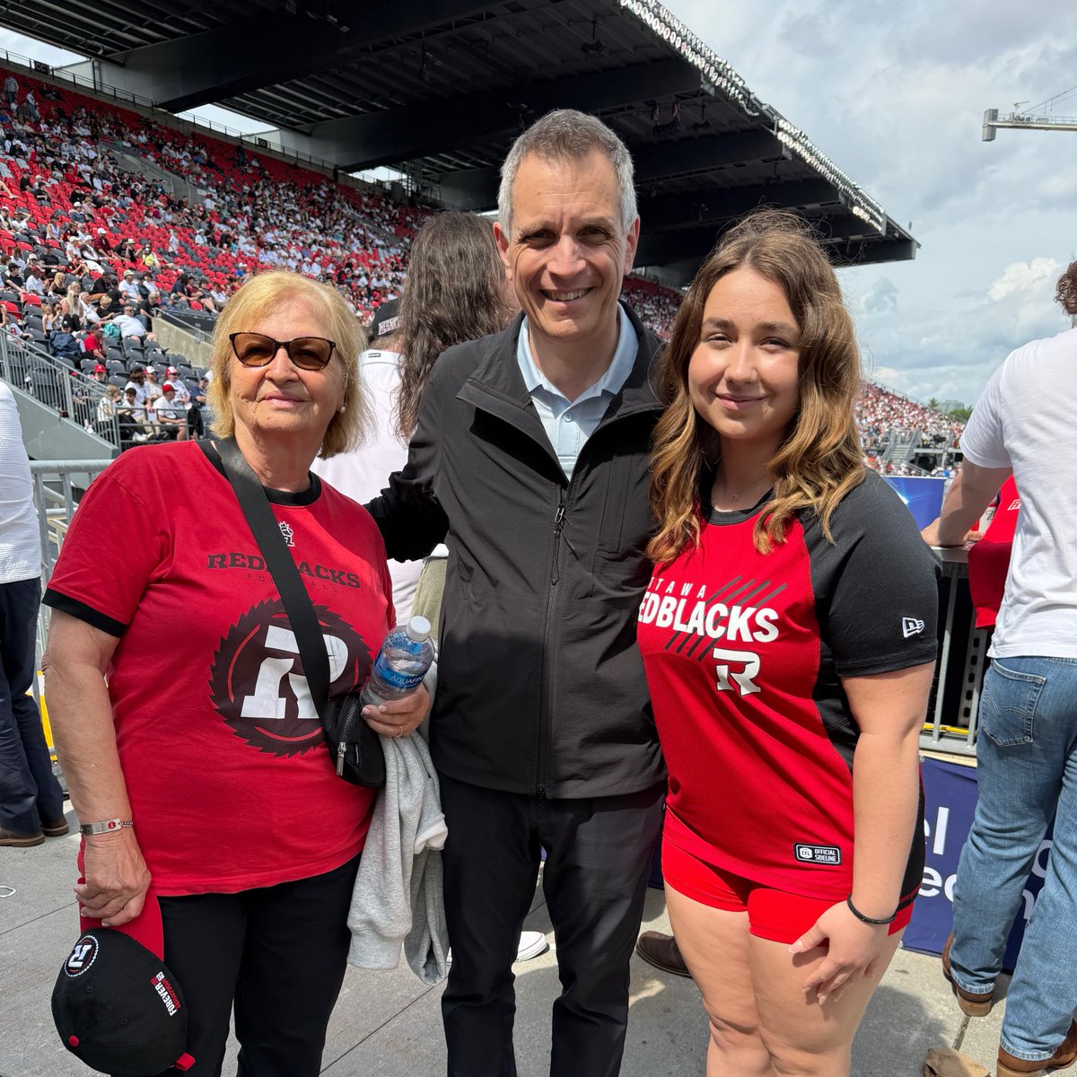 _MarkSutcliffe's tweet photo. Not the result we were hoping for, but it was great to hang out with fantastic  @REDBLACKS fans who brought the passion to @TD_Place .

Ce n'est pas le résultat que nous espérions, mais c'était génial de passer du temps avec ces @REDBLACKS supporters formidables qui ont fait vibrer le TD Place de leur passion.