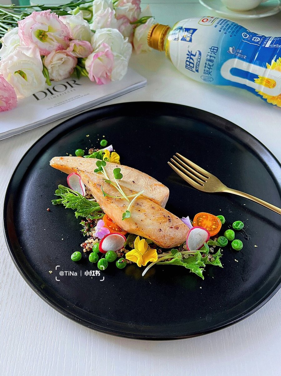 hande_hoh's tweet photo. Quick fat-loss tip: Grilled chicken + quinoa + roasted veggies = balanced, delicious meal that fuels your day without extra calories! Save this for your next meal prep. https://t.co/6AnJFDH9P2