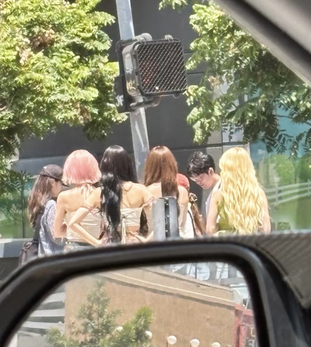 s2cr2t_op's tweet photo. 헤어때문에 튀는거 너무 르세라핌 https://t.co/0ipb6ahk8p