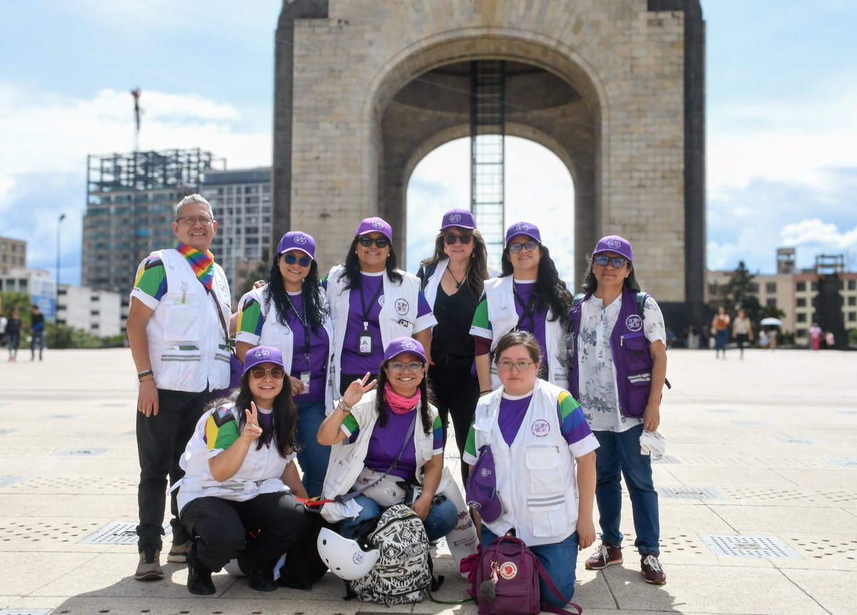 CDHCMX's tweet photo. Se llevó a cabo la sexta #MarchaLencha 🩷🤍🧡. Colectivas, organizaciones y personas de la sociedad civil participaron en la movilización y en diversas actividades que concluyeron en el Monumento a la Revolución.

Esta #CDHCM acompañó, observó y atendió a las personas asistentes. https://t.co/Jd2ZdTwHch