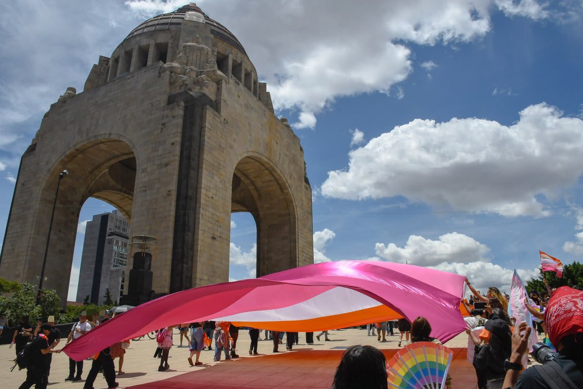 CDHCMX's tweet photo. Se llevó a cabo la sexta #MarchaLencha 🩷🤍🧡. Colectivas, organizaciones y personas de la sociedad civil participaron en la movilización y en diversas actividades que concluyeron en el Monumento a la Revolución.

Esta #CDHCM acompañó, observó y atendió a las personas asistentes. https://t.co/Jd2ZdTwHch