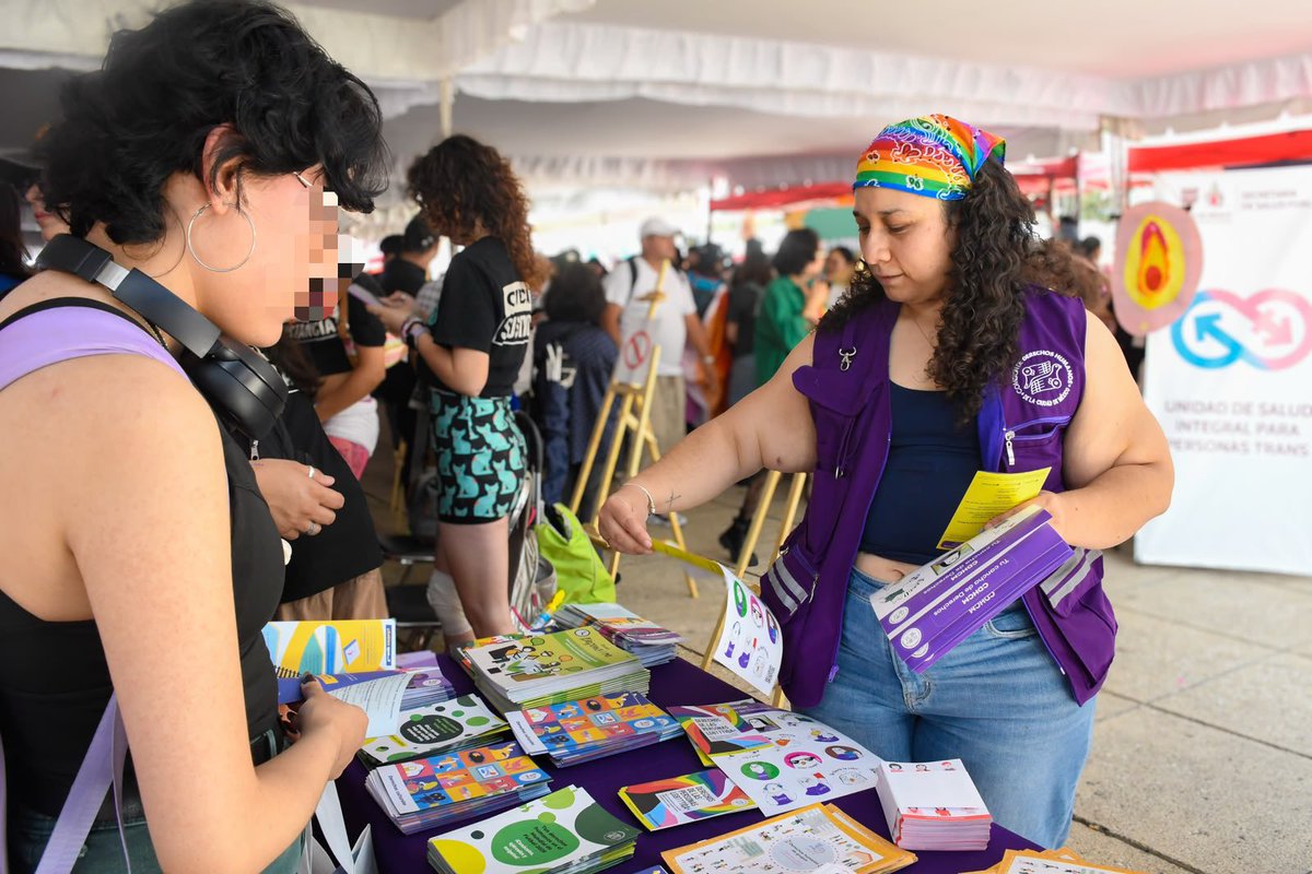 CDHCMX's tweet photo. Se llevó a cabo la sexta #MarchaLencha 🩷🤍🧡. Colectivas, organizaciones y personas de la sociedad civil participaron en la movilización y en diversas actividades que concluyeron en el Monumento a la Revolución.

Esta #CDHCM acompañó, observó y atendió a las personas asistentes. https://t.co/Jd2ZdTwHch