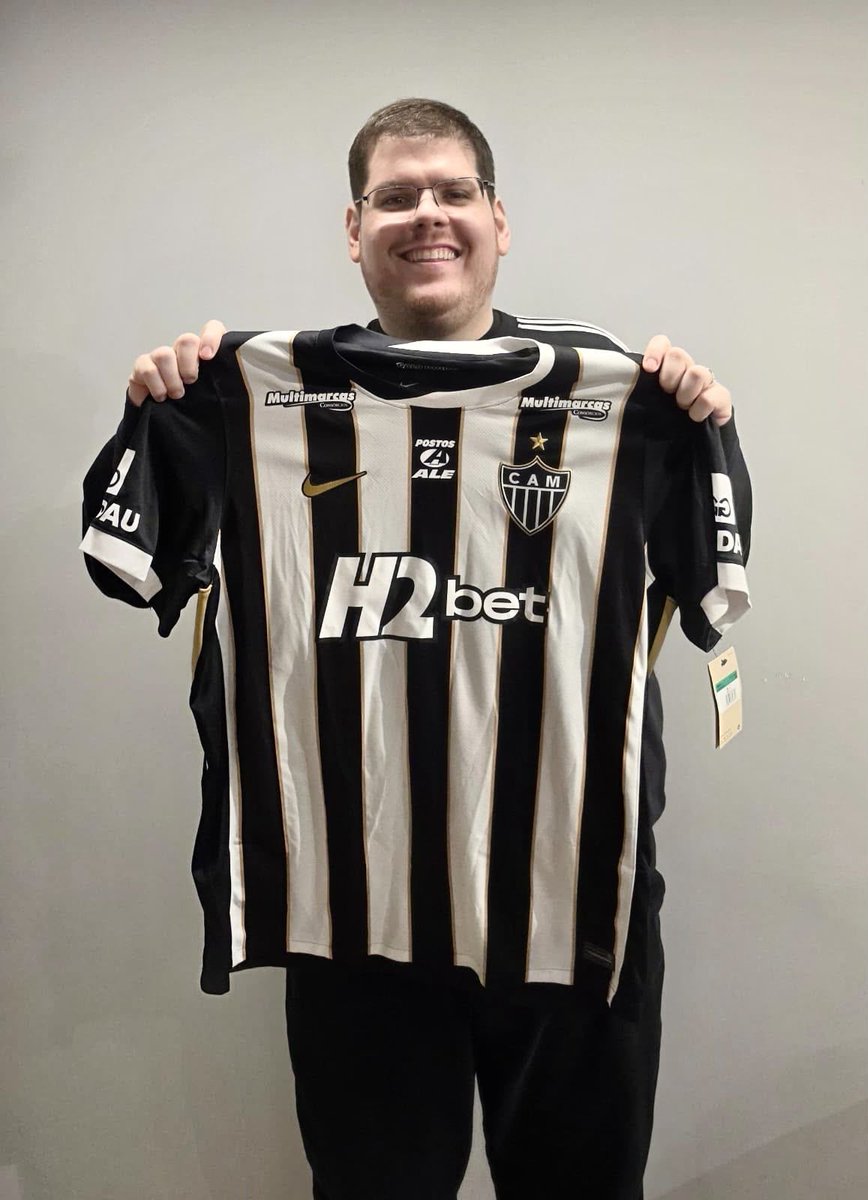 Atletico's tweet photo. 🖤🤍 “O Galo é 𝐋𝐄𝐍𝐃Á𝐑𝐈𝐎, pô!”

Quem lembra dessa? 😂🐔 O Adm tratou de mandar uma camisa pro autor. 🫶

Parabéns à @CazeTVOficial pelo show de cobertura na Copa do Mundo! 👏🏽👏🏽👏🏽

Alô, @Casimiro, tamo junto! Aqui é Galo... e ELE BICA! 🔥🐓⚽️ https://t.co/WnjAvfCzKO