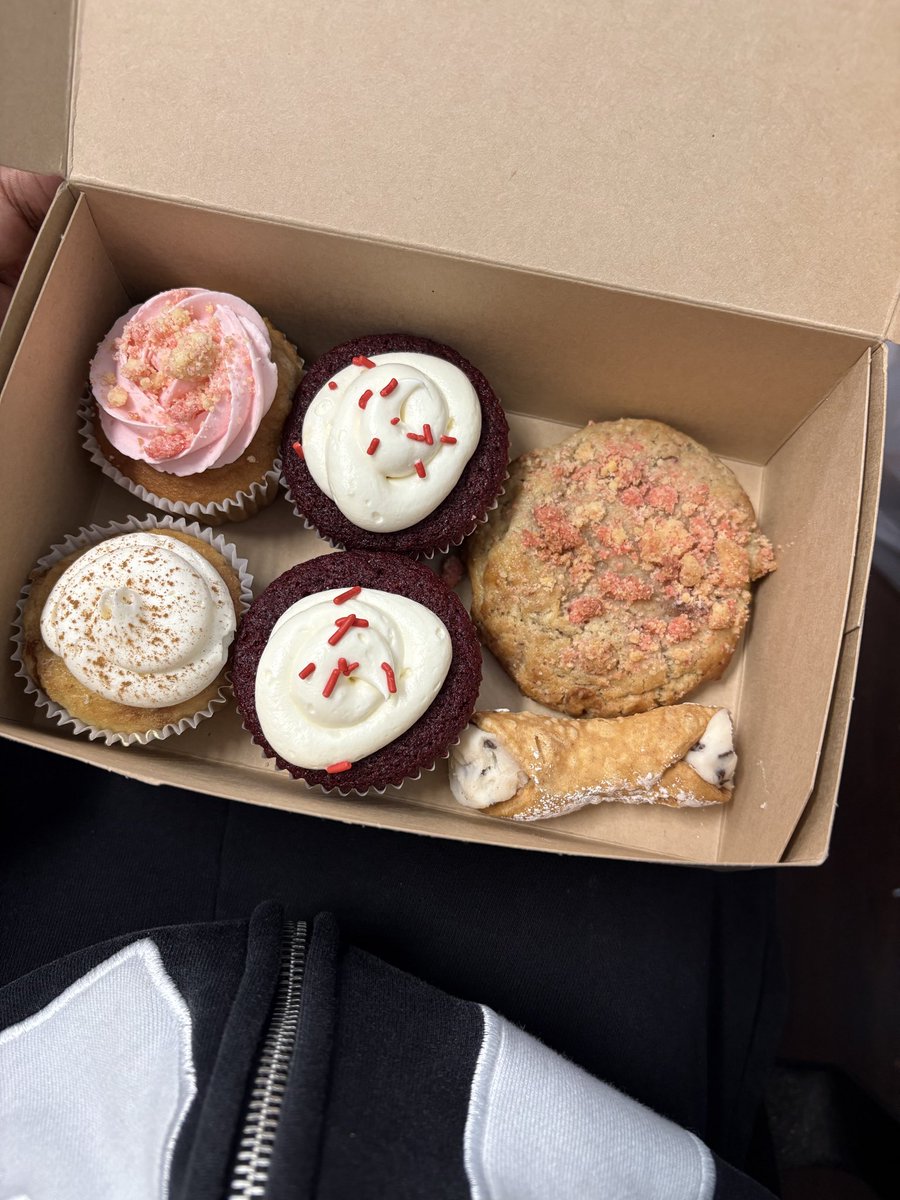 kingmatai's tweet photo. Sweet eats from bakery by my job 🤩 https://t.co/hcjbQOiEC8