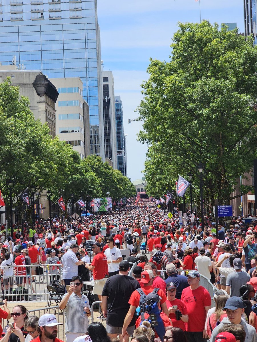 SeanMaloney's tweet photo. @cote_st_luc_ @spittinchiclets That’s the stage there in middle. Hope this helps! https://t.co/HVZq49XSbk