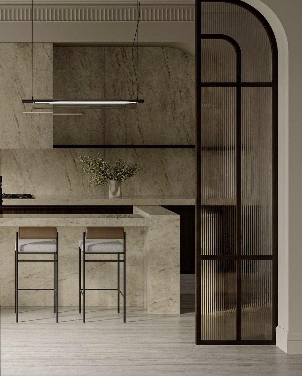 Ambienteseuro's tweet photo. Los tonos suaves traen equilibrio al diseño de la cocina.

Una superficie beige ligera con delicadas y plumas vetas fluye sin esfuerzo a través de islas, encimeras y salpicaduras - creando espacios que se sienten tranquilos, luminosos y naturalmente refinados.

Con Tajnar, cada elemento se conecta sin problemas, transformando la cocina en un ambiente cohesivo y sereno donde el material y el diseño trabajan en armonía.

@Ambienteseuro no es tendencia, es exclusividad absoluta

Somos la única opción hacia lo extraordinario.

#AmbientesEuropeosMásQueUnaMarca
#diseño #soluciones #lujo #exclusividad @Silestone @Dekton @Cosentino_MX