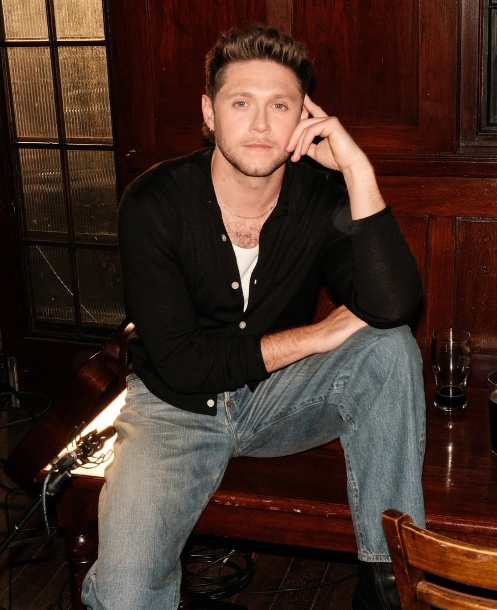 NHGALLERY93's tweet photo. “Dinner Party” debuts at #3 on the United World Chart, scoring the 2nd highest new entry of the week. Niall Horan’s 4th studio album is the 3rd best-selling album in the world over the past 7 days and the #1 best-selling album in the US. 

We are all so proud of you, @NiallOfficial ❤️