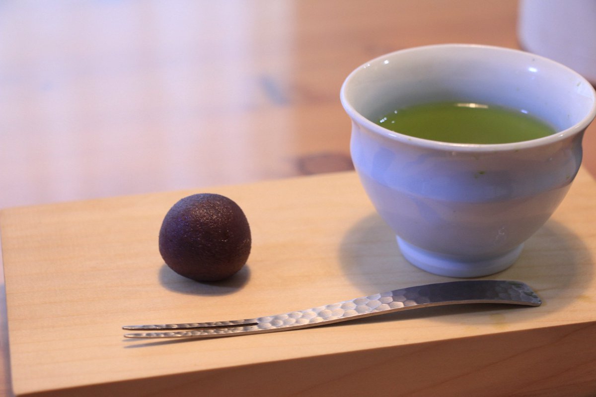 ueharasuomi's tweet photo. 衝撃
1枚目今日丸めたこしあん。
2枚目昨日丸めたこしあん。
あんこって一晩おくと美味しくなるの？？
昨日も冷蔵庫でしっかり冷やしたのたべたけど、今日食べた方が香りの立ち方が全っ然違うし見た目も艶が全然違う🤯
マジで、今日の方が断然美味しい😋 https://t.co/afg1DN91CA
