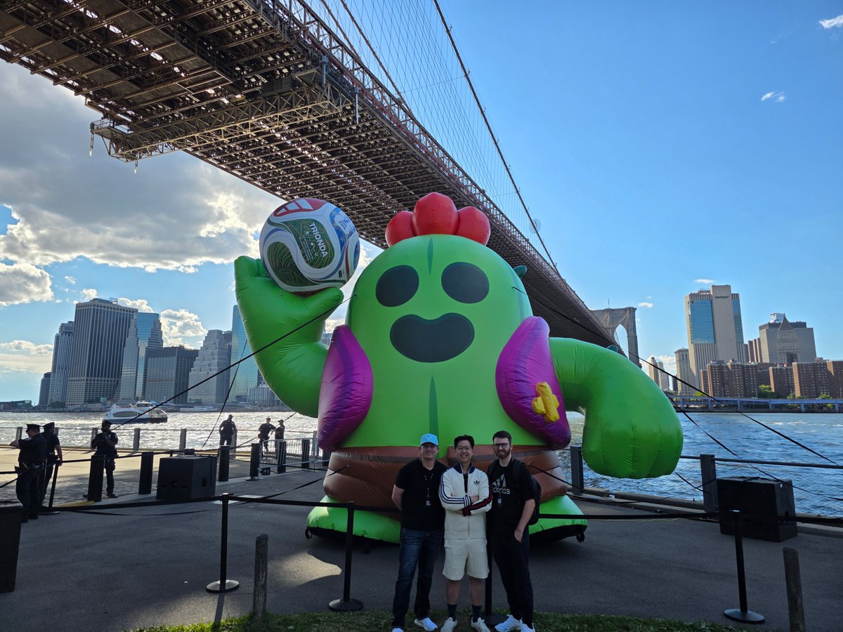 bentimm1's tweet photo. Made it to Brooklyn at the Brawl event with Lex and OJ!! 

Lots of cool things going on, if you’re in the area be sure to check it out! @BrawlStars #brawlstars #brawl https://t.co/mphMOfBnLw
