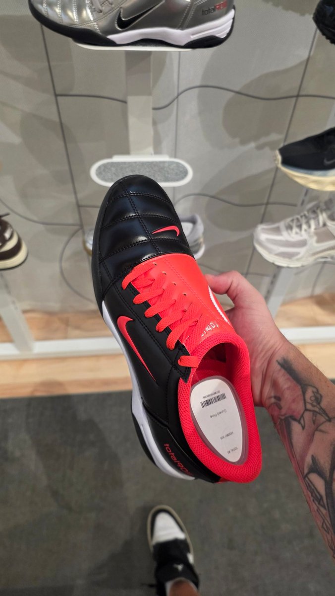 mauroexplica's tweet photo. Los que los usamos, sabemos que son los mejores botines de papi de los últimos 30 años https://t.co/IzLd7CCtfe