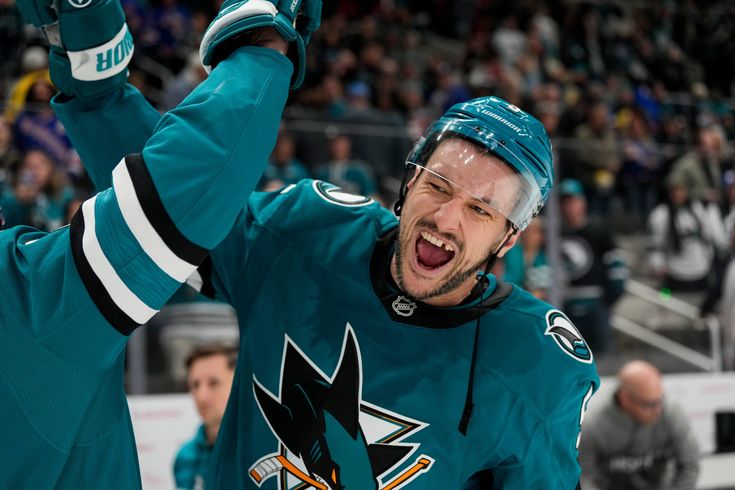DailySjSharks's tweet photo. A moment of appreciation for our giant, le grand Vincent Desharnais 🩵 https://t.co/sVk85HyjR7 https://t.co/iSpi9CkzSI