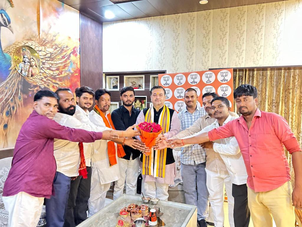Singh16Devi's tweet photo. माननीय प्रदेश महामंत्री एमएलसी.सदस्य विधायक विधान परिषद उत्तर प्रदेश आदरणीय दादा श्री अनूप गुप्ता जी से स्नेहिल भेंट कर राजनैतिक मार्गदर्शन प्राप्त व हैदरगढ़ क्षेत्र के कई मुद्दों पर विस्तृत चर्चा हुई आदरणीय दादा जी का ह्रदय से कोटि कोटि आभार 
     @TheBahubali_IND
   @bjpanoop https://t.co/2fquFi2eTg