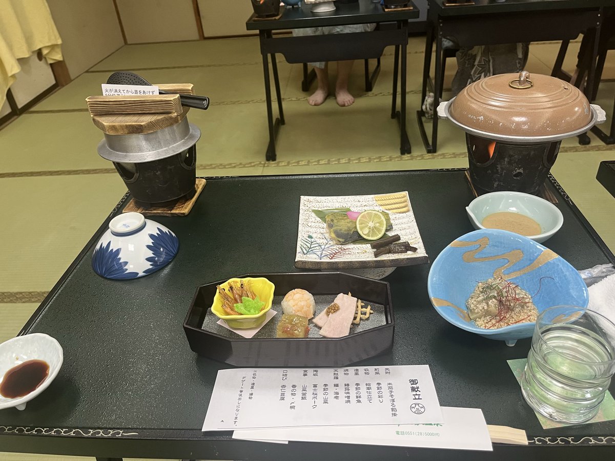knmlv's tweet photo. 皆んなが嫌いな物全部私のとこに来る現象。食いしん坊なのバレてて草。
天ぷらめちゃくちゃ美味しかったー！
朝ごはん楽しみ。 https://t.co/AIJgX2lvTB