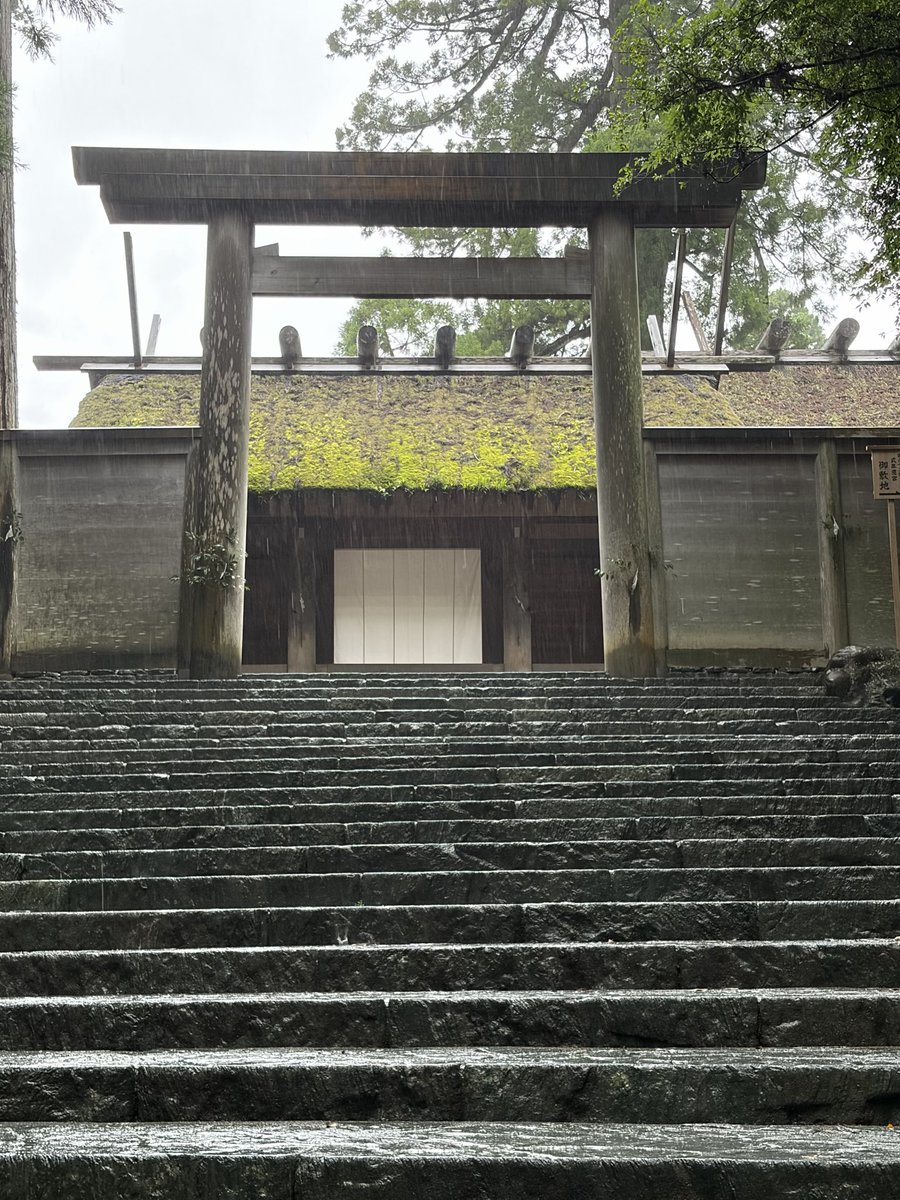 froment_1213's tweet photo. おはようございます☀️

昨日は伊勢神宮へ⛩
食べ歩きを満喫した後は貸切状態
最強のパワースポットを独り占め🤭
今日の競馬は的中ラッシュのはず🎯
オススメ品のゆず七味とあおさのり佃煮
類似品にご注意を💦

日曜競馬楽しみましょう😊
良い一日になりますように🍀 https://t.co/kcOPPVFKLH