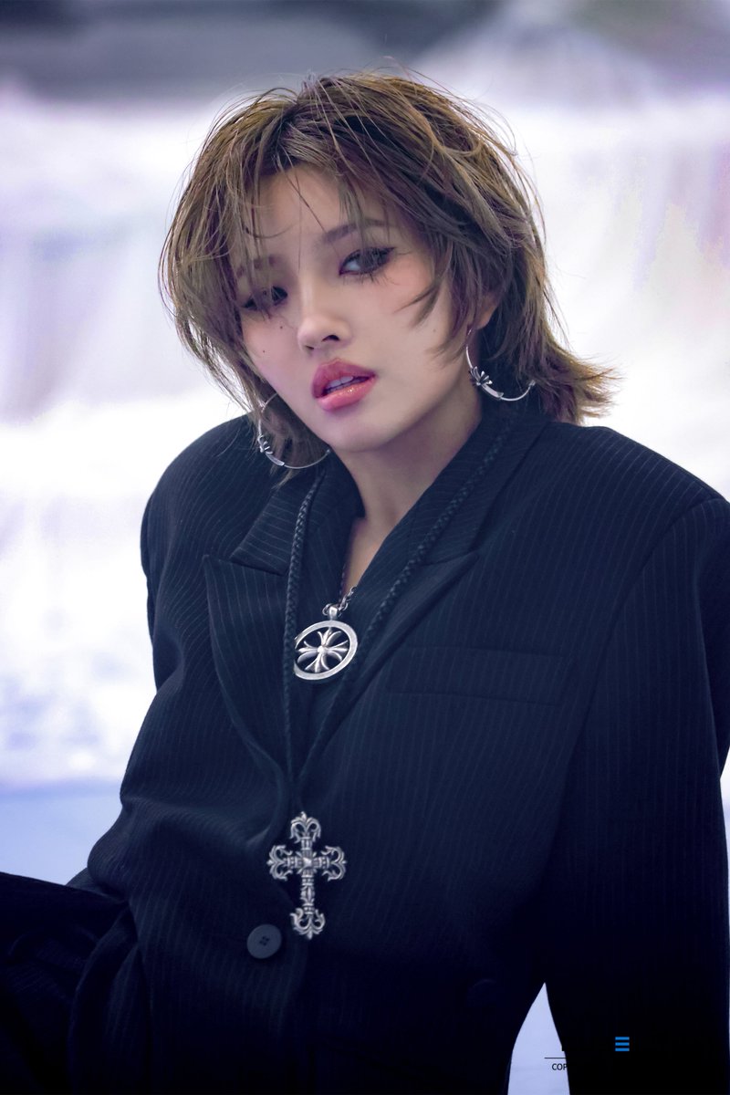 IDLEFRANCE's tweet photo. ﹙ BERRIZ ﹚

 › #SOYEON pour les behind du tournage de la performance vidéo de 'Crow'

- 🍓
#IDLE #아이들 | @official_i_dle https://t.co/DcufTjofpx