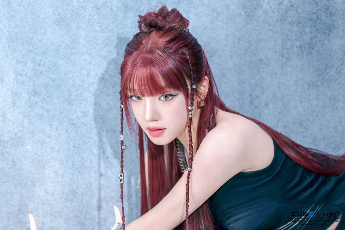 IDLEFRANCE's tweet photo. ﹙ BERRIZ ﹚

 › #YUQI pour les behind du tournage de la performance vidéo de 'Crow'

- 🍓
#IDLE #아이들 | @official_i_dle https://t.co/o23zXg3S5T