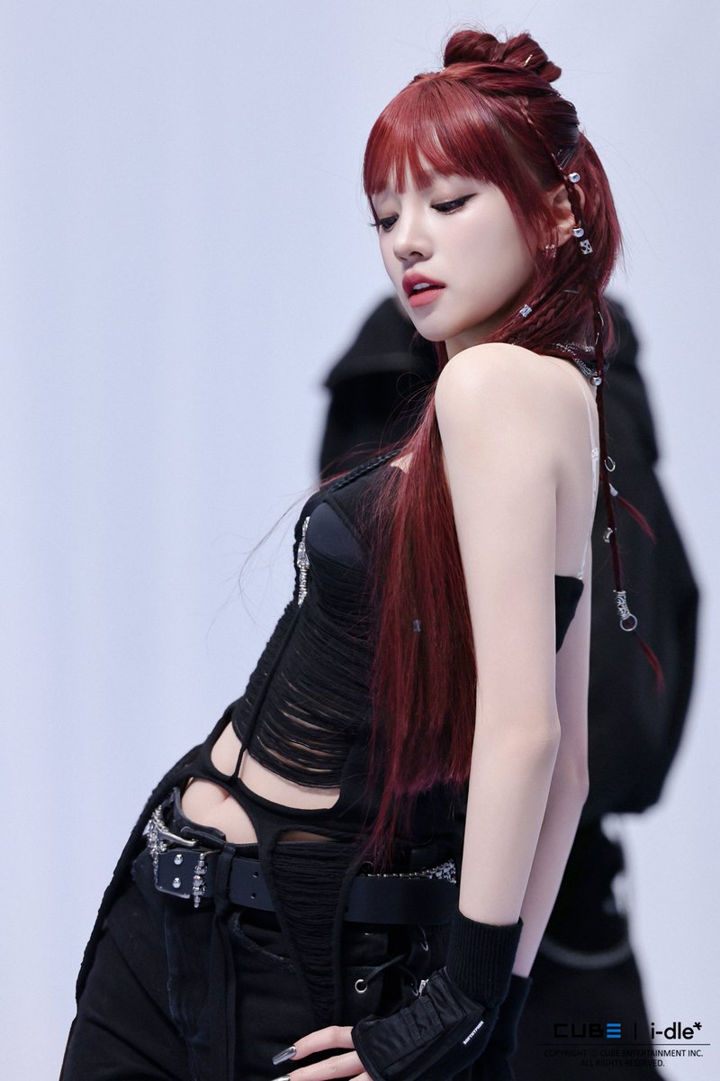 IDLEFRANCE's tweet photo. ﹙ BERRIZ ﹚

 › #YUQI pour les behind du tournage de la performance vidéo de 'Crow'

- 🍓
#IDLE #아이들 | @official_i_dle https://t.co/o23zXg3S5T