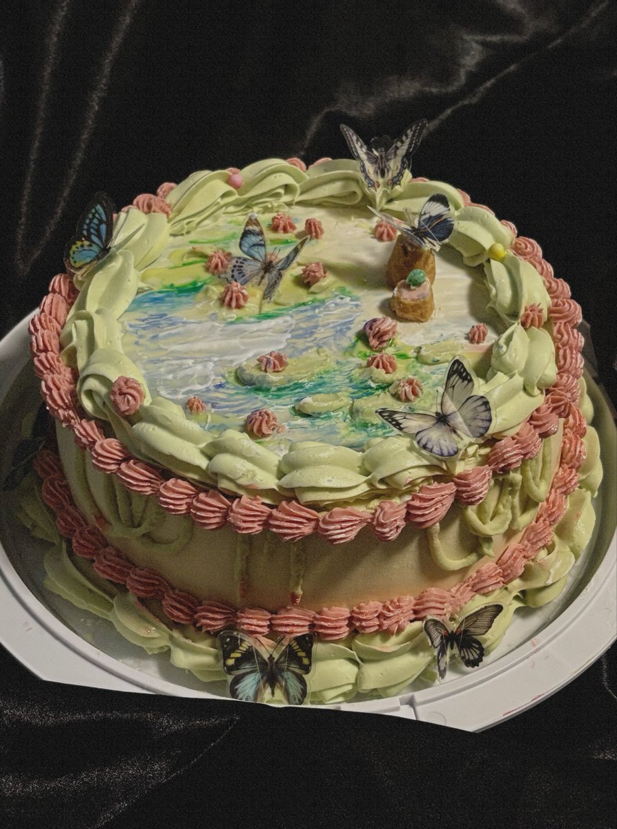 twomisus's tweet photo. inspired by claude monet’s water lilies painting
—
three layer vanilla cake with buttercream frosting filling https://t.co/8TBsFTDUjH