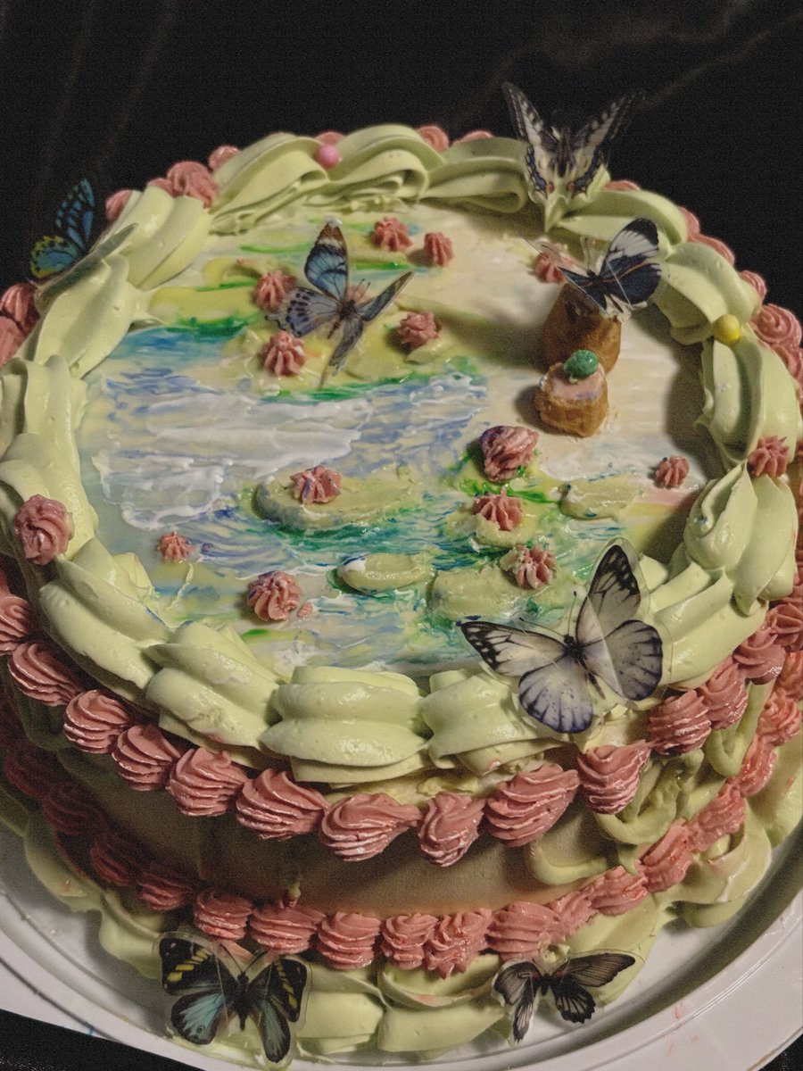 twomisus's tweet photo. inspired by claude monet’s water lilies painting
—
three layer vanilla cake with buttercream frosting filling https://t.co/8TBsFTDUjH