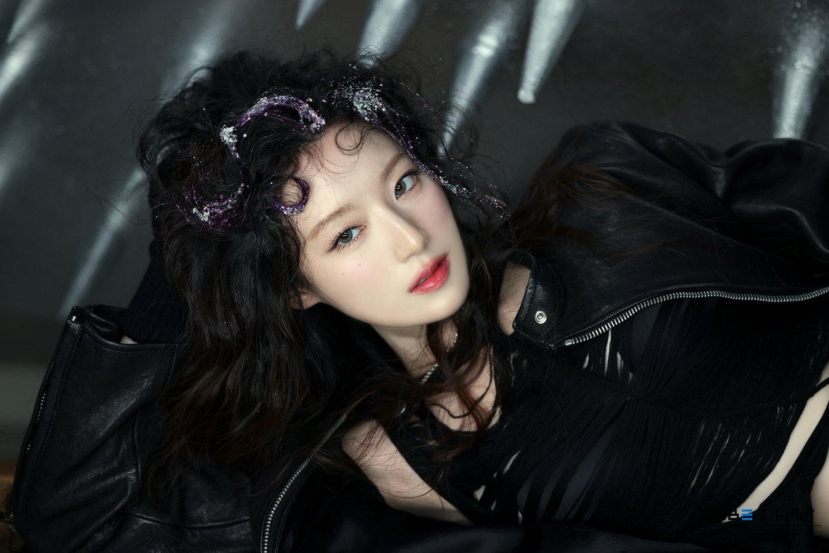 IDLEFRANCE's tweet photo. ﹙ BERRIZ ﹚

 › #SHUHUA pour les behind du tournage de la performance vidéo de 'Crow'

- 🍓
#IDLE #아이들 | @official_i_dle https://t.co/VOM7xlt6IY